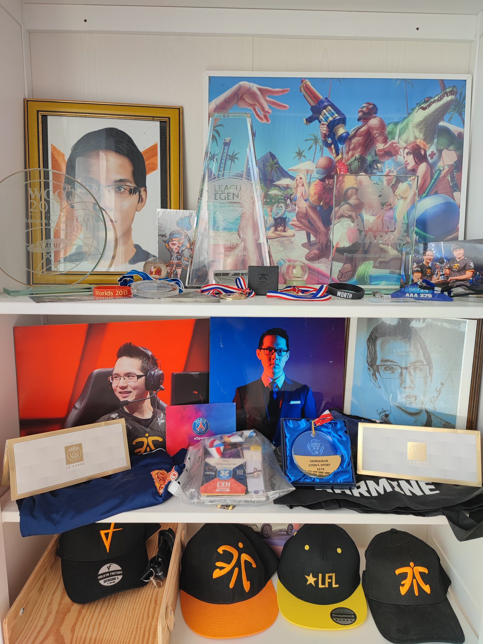 Vitrine de YellOwStaR, ancien joueur professionnel de League of Legends, avec trophées, médailles, photos de scène et souvenirs Fnatic et LFL